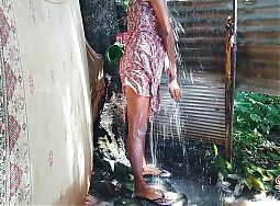 The Desi Naked Aunty Bathing Outside and Shaving her Pussy