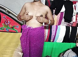 Indian Bhabhi Showing Her Juicy Pussy, Big Sexy Boobs and Hot Figure